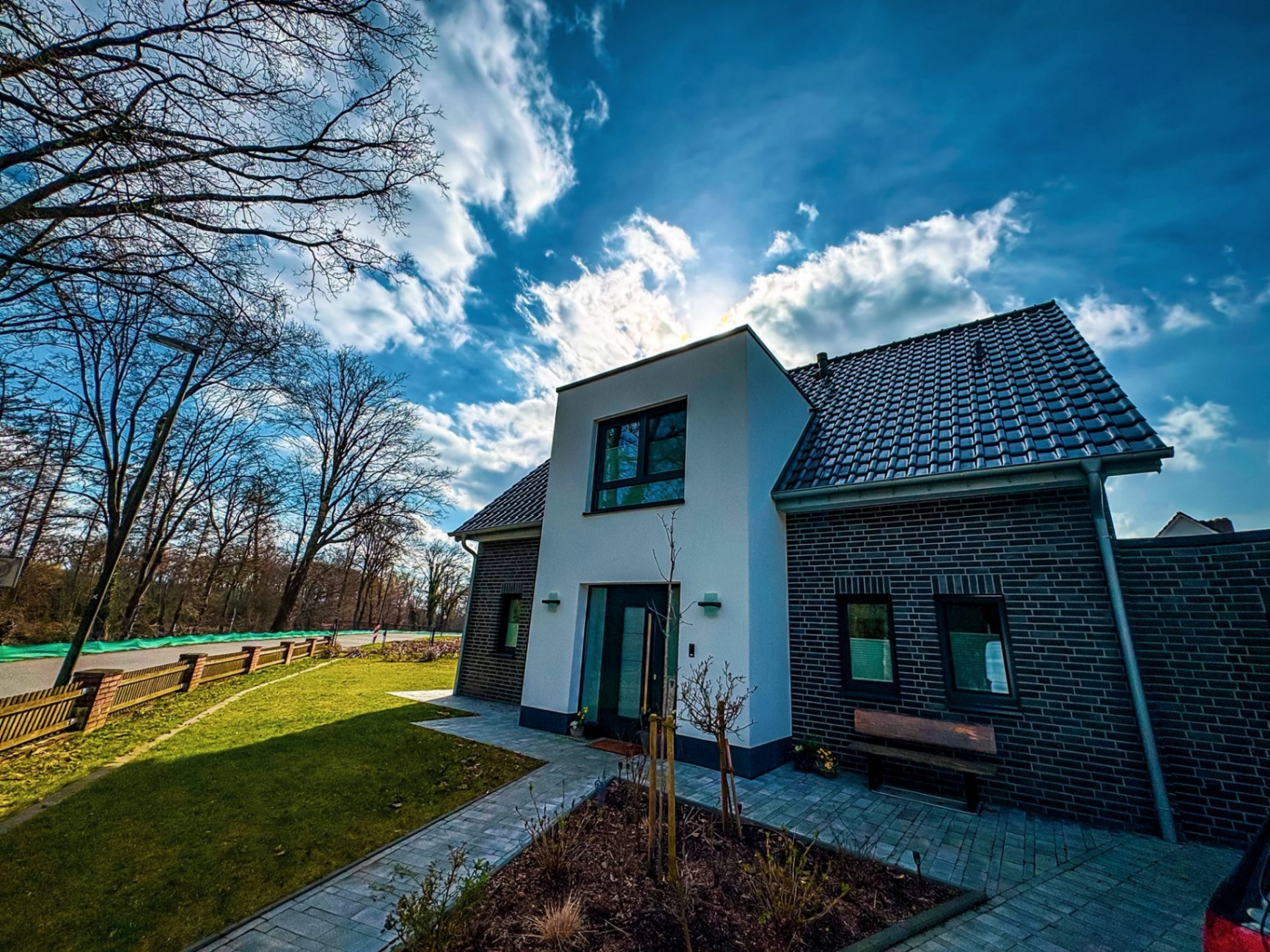 Modernes Haus mit weißem Putz und Klinkerfassade