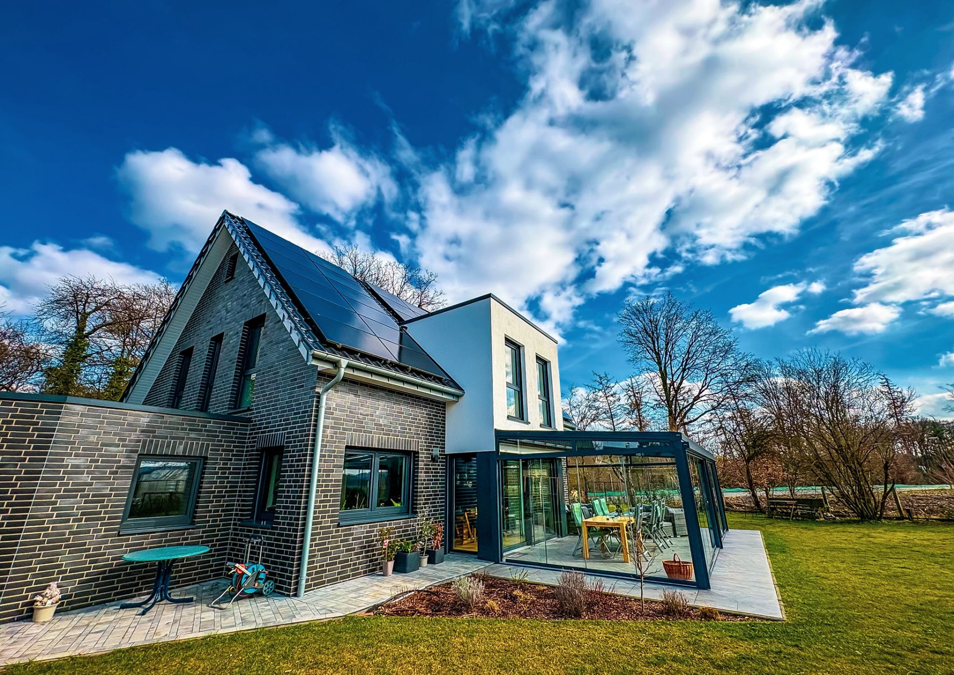 Modernes Einfamilienhaus mit Putz- und Malerarbeiten von Böckmann