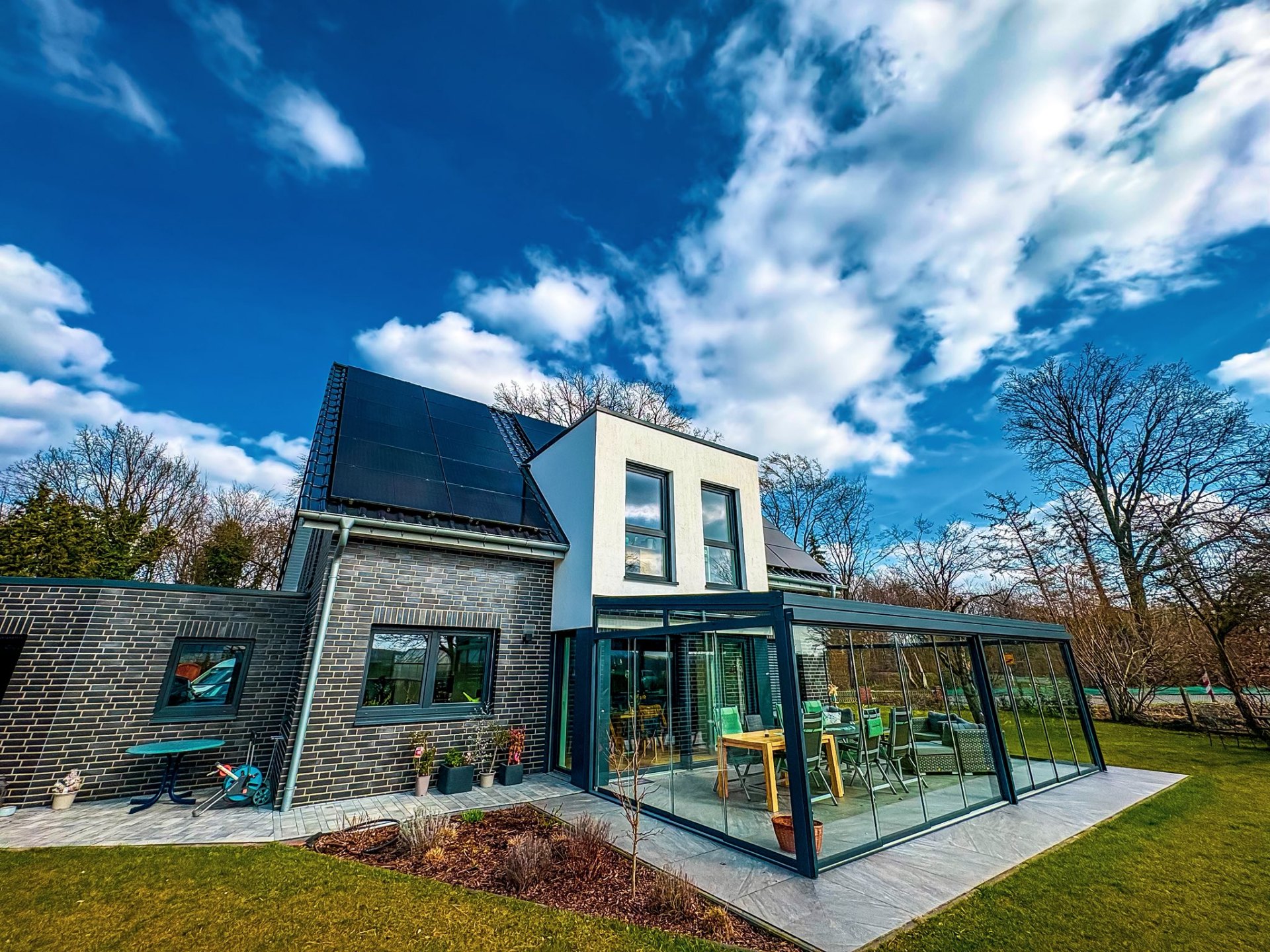 Fassade mit WDVS und PV-Anlage