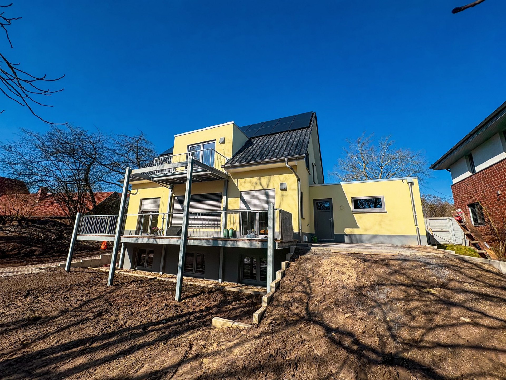 Gartenseite mit Balkon