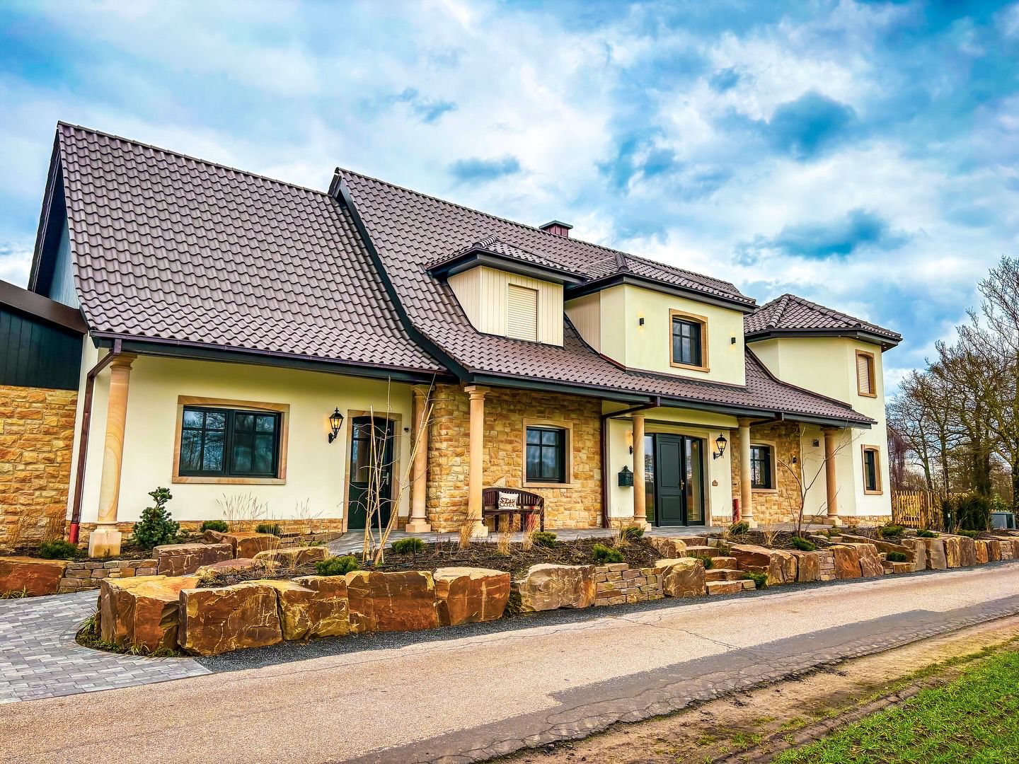 Feinputz-Fassade mit Natursteinakzent